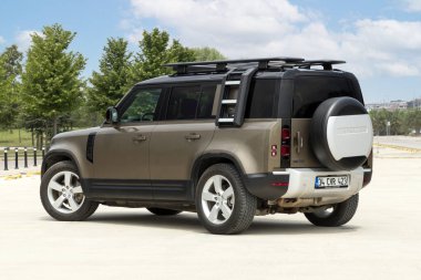 Land Rover Defender, İngiliz otomobil şirketi Jaguar Land Rover 'ın dört çekişli arazi aracı..