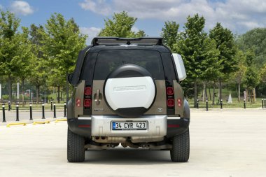 Land Rover Defender, İngiliz otomobil şirketi Jaguar Land Rover 'ın dört çekişli arazi aracı..