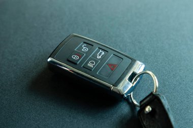 Land Rover Defender, İngiliz otomobil şirketi Jaguar Land Rover 'ın dört çeker arazi aracı. Lüks bir iç tasarımı var..