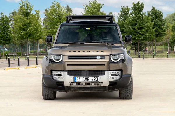 Land Rover Defender, İngiliz otomobil şirketi Jaguar Land Rover 'ın dört çekişli arazi aracı..