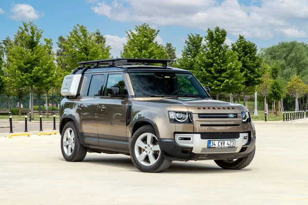Land Rover Defender, İngiliz otomobil şirketi Jaguar Land Rover 'ın dört çekişli arazi aracı..
