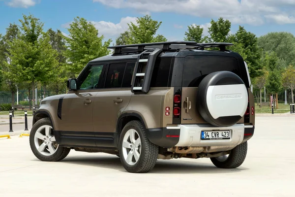 Land Rover Defender, İngiliz otomobil şirketi Jaguar Land Rover 'ın dört çekişli arazi aracı..