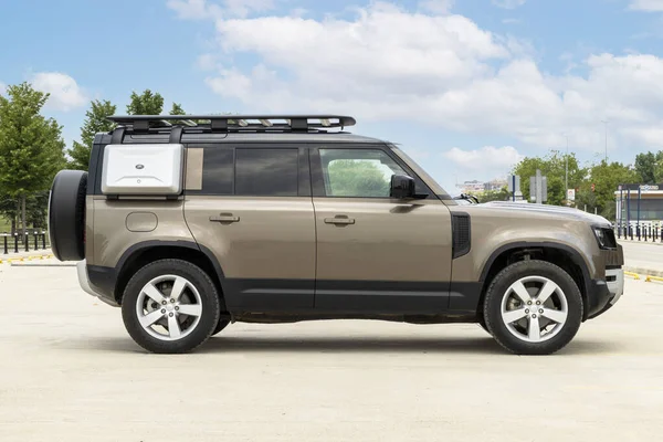 Land Rover Defender, İngiliz otomobil şirketi Jaguar Land Rover 'ın dört çekişli arazi aracı..