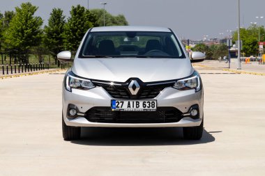 Renault Taliant, Fransız otomobil üreticisi Renault tarafından 2021 yılından beri üretilen bir sedan. Renault Sembolü ile aynı platformu paylaşıyor.