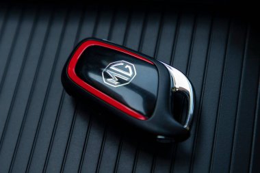 MG ZS, SAIC Motor tarafından üretilen bir SUV modelidir. Tüm elektrik versiyonu ZS EV olarak piyasaya çıktı. Kablosuz araba anahtarı var..