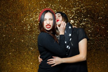 lezbiyen kadın giyinmiş siyah eğlenceli gece kulüpleri altın arka plan üzerinde