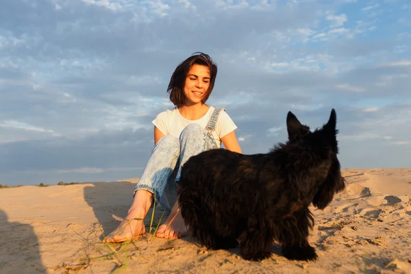 Morena viaja en la playa — Foto de Stock