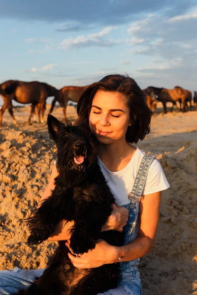 Morena viaja en la playa — Foto de Stock