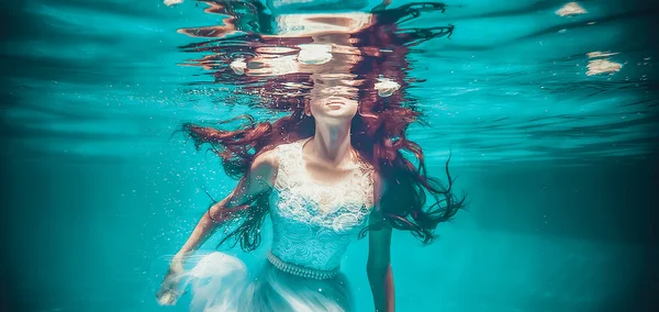 Girl swimming underwater — Stock Photo, Image