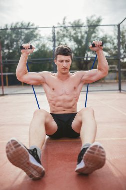güçlü atletik spor adam genişletici uzanır