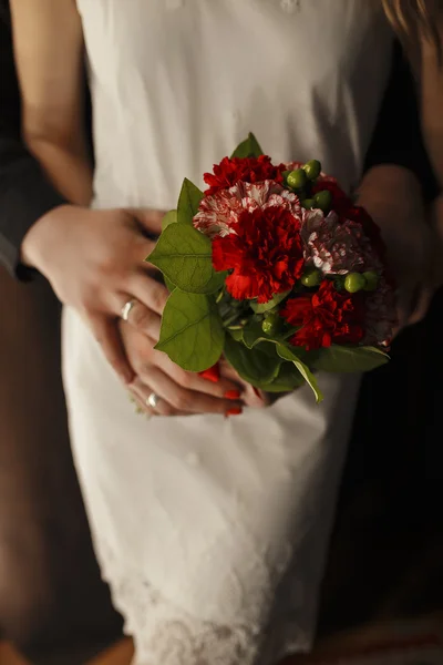 Rote Nelken Strauß Blumen in den Händen von Mädchen — Stockfoto