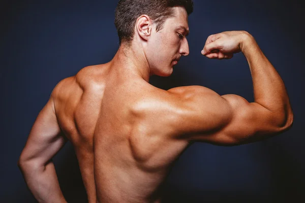 Hombre mostrando figura deportiva — Foto de Stock