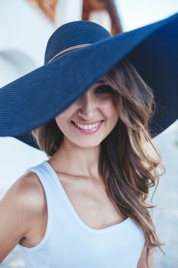  esmer büyük alanları ile şapkalı