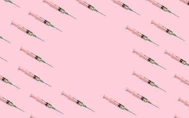 Pastel pembe arka planda şırıngayla yapılmış yaratıcı bir model. Corona virüsü için aşı. Salgın konsepti.