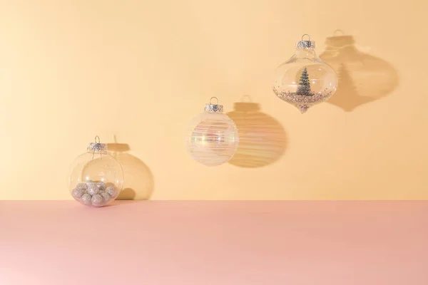 Transparante Kerstballen Zonder Zwaartekracht Pastelkleurige Achtergrond Minimaal Nieuwjaarsconcept — Stockfoto