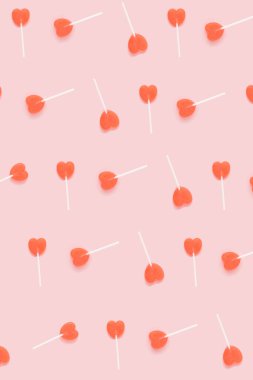 Lolipop deseni, pastel pembe arka plana karşı. Retro titreşim, minimum konsept..