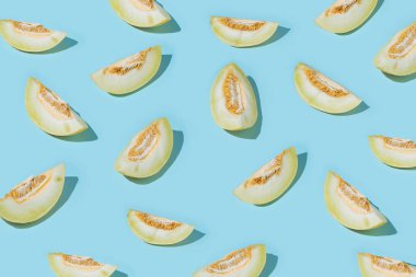 Parlak mavi arka planda kavun desenli. Minimum yaz koklanmışlığı..
