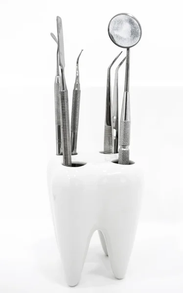 Herramientas dentistas aisladas en blanco —  Fotos de Stock