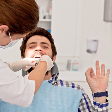 Genç mutlu erkek ve kadın diş hekimi, diş sınavında