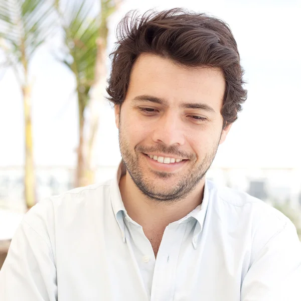 Joven sonriendo al aire libre — Foto de Stock