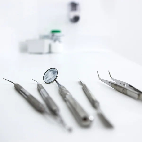 Tandarts tools in tandheelkundige kliniek — Stockfoto