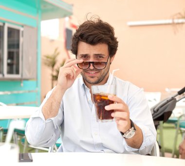 Genç adam bir içecek içme