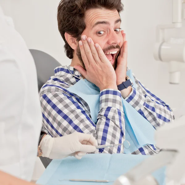 Joven hombre y mujer en un examen dental en el dentista — Foto de Stock