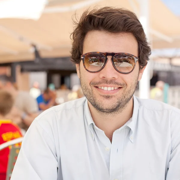 Joven sonriendo al aire libre — Foto de Stock