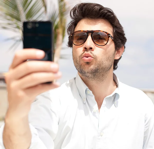 Jonge man met een selfie — Stockfoto