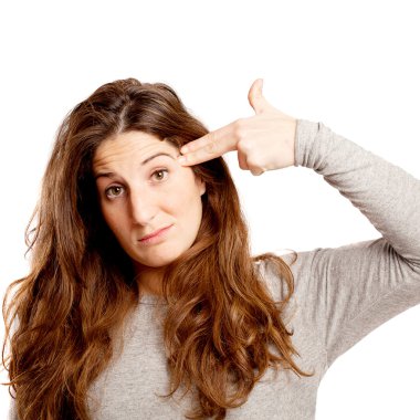 Genç düzgün vücutlu kadın silah jest beyaz üzerinde 