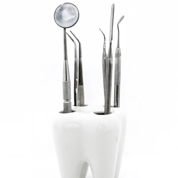 Herramientas dentistas sobre fondo blanco — Foto de Stock