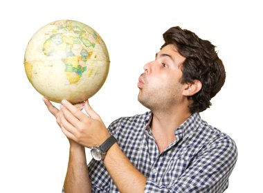 Genç adam bir küre gösterilen izole