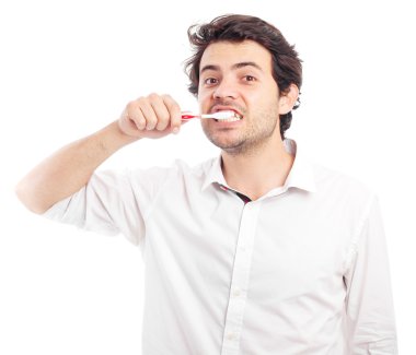 genç adam Dişlerini fırçalıyor