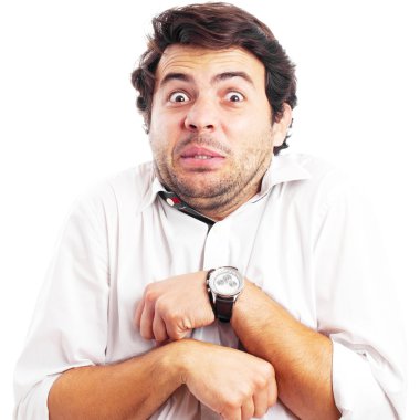 Beyaz arka plan üzerine dehşete genç adam