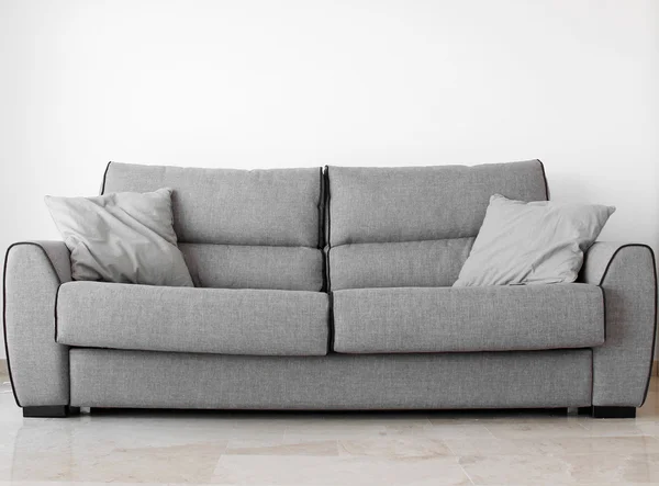 Современный диван в комнате с видом — стоковое фото