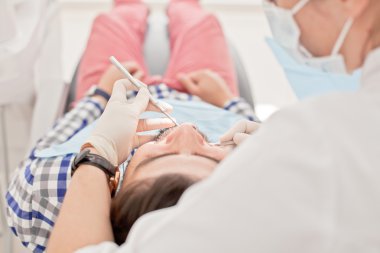 Genç mutlu erkek ve kadın diş hekimi, diş sınavında