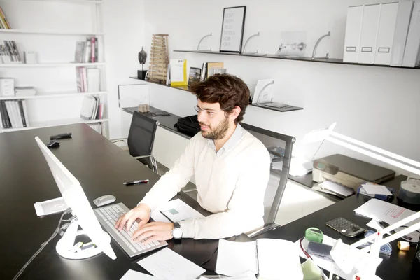 Jongeman opstarten werken op kantoor — Stockfoto