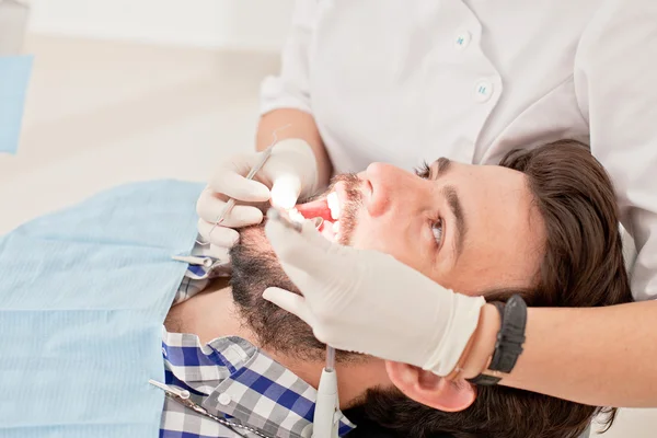 Jovem feliz homem e mulher em um exame odontológico no dentista — Fotografia de Stock