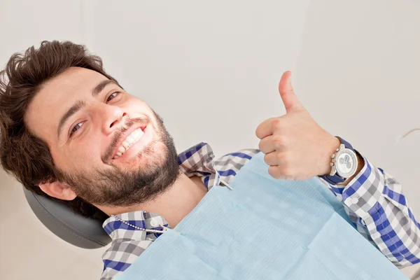 Jovem feliz homem e mulher em um exame odontológico no dentista — Fotografia de Stock