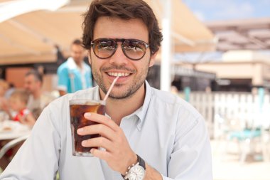 Genç adam bir içecek içme