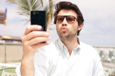 Genç adam bir selfie alarak
