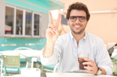 Genç adam bir içecek içme