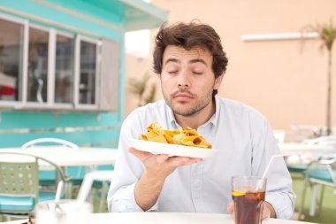 Genç adam biraz cips kokusu