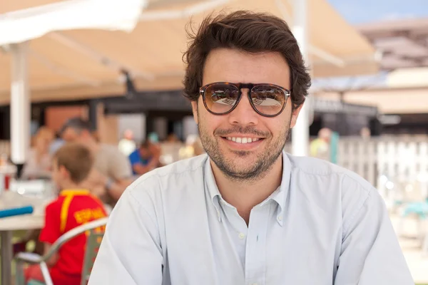 Joven sonriendo en la terraza — Foto de Stock