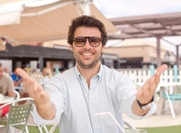 Felice giovanotto in un bar — Foto Stock