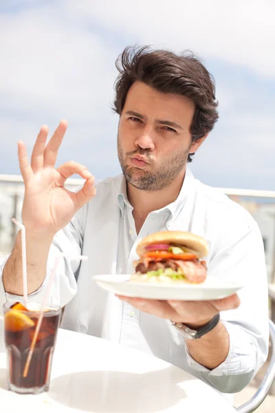 Anak muda makan hamburger — Stok Foto