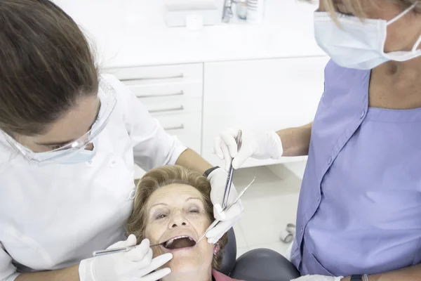 Oude vrouw patiënt in tandheelkundige kliniek — Stockfoto
