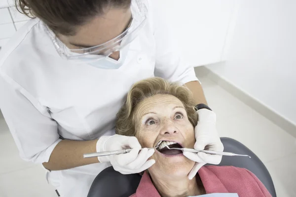 Paciente anciana en clínica dental — Foto de Stock