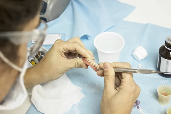 Dentista trabalhando em modelo odontológico — Fotografia de Stock