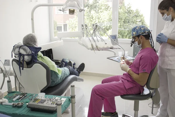 Clinique dentaire vue intérieure sur le travail — Photo